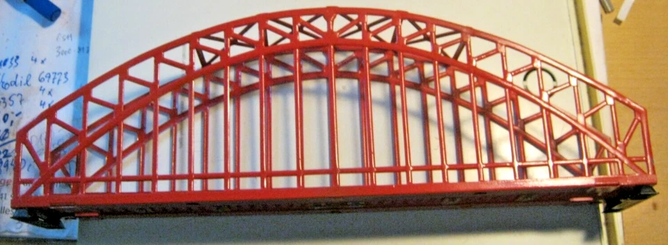 Märklin H0 467/2 Bogenbrücke Rot m. durchgehendem Mitteleiter erstklassig in OVP