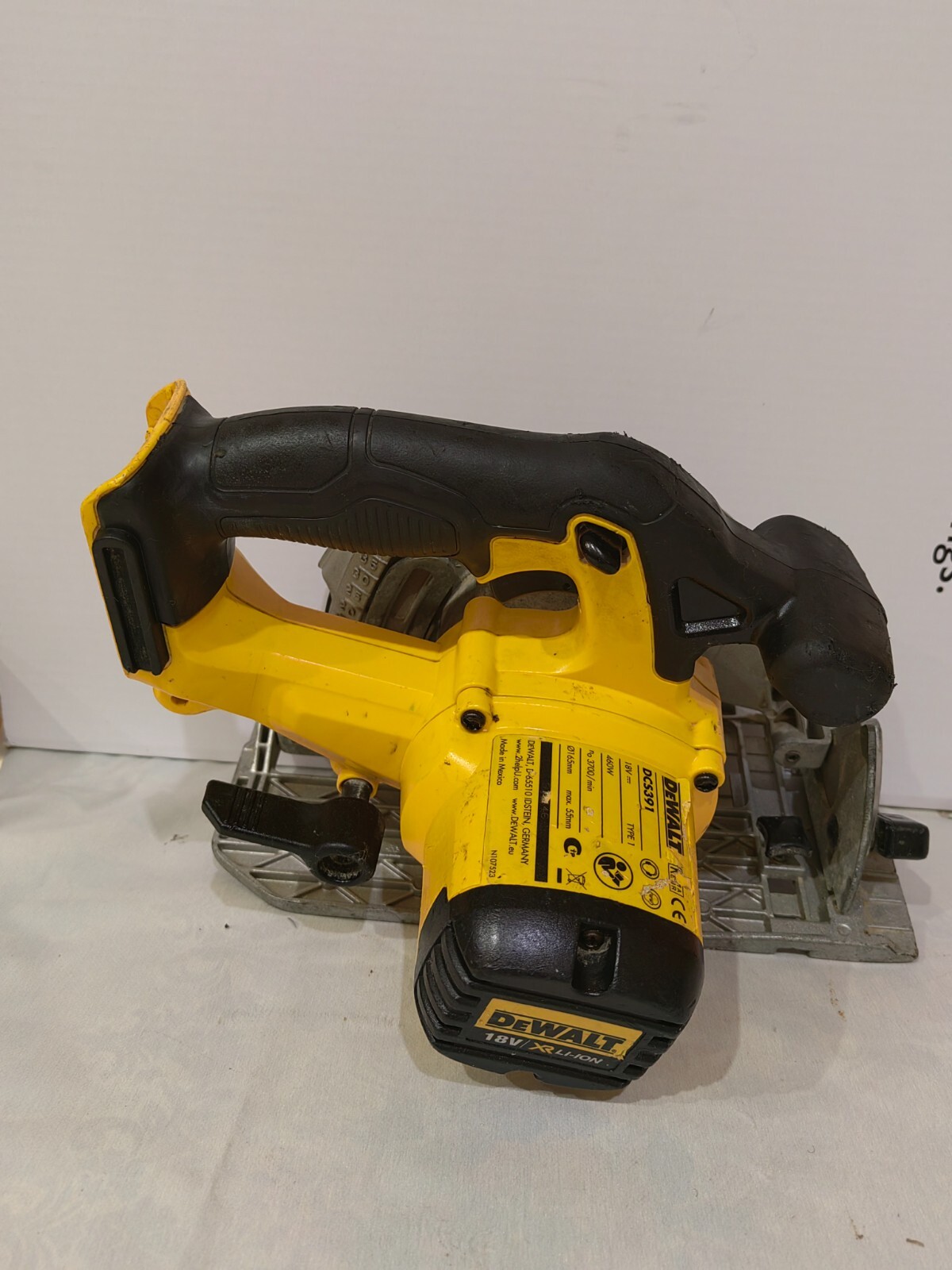 DeWalt DCS391N 18v XR 165mm Cordless Circular Saw (Body Only) .Working