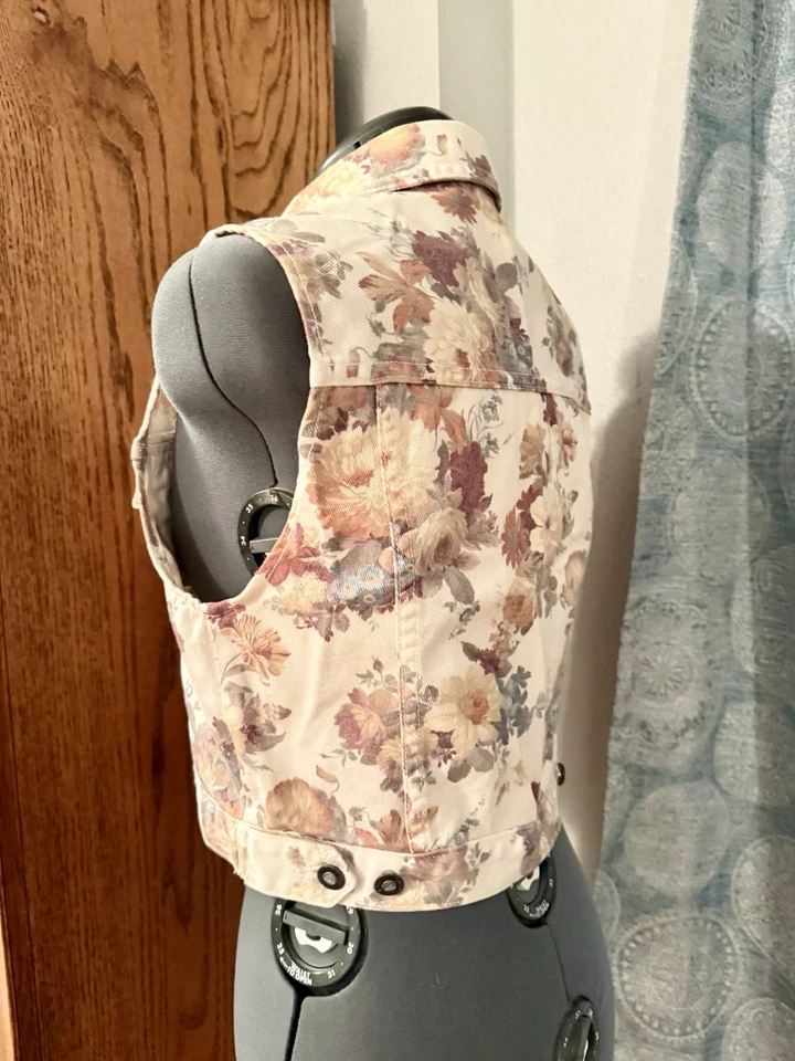 Chaleco sin mangas de mezclilla floral Guess vintage de los 90 flores de cabaña hecho en EE. UU. Foto 4 de 4