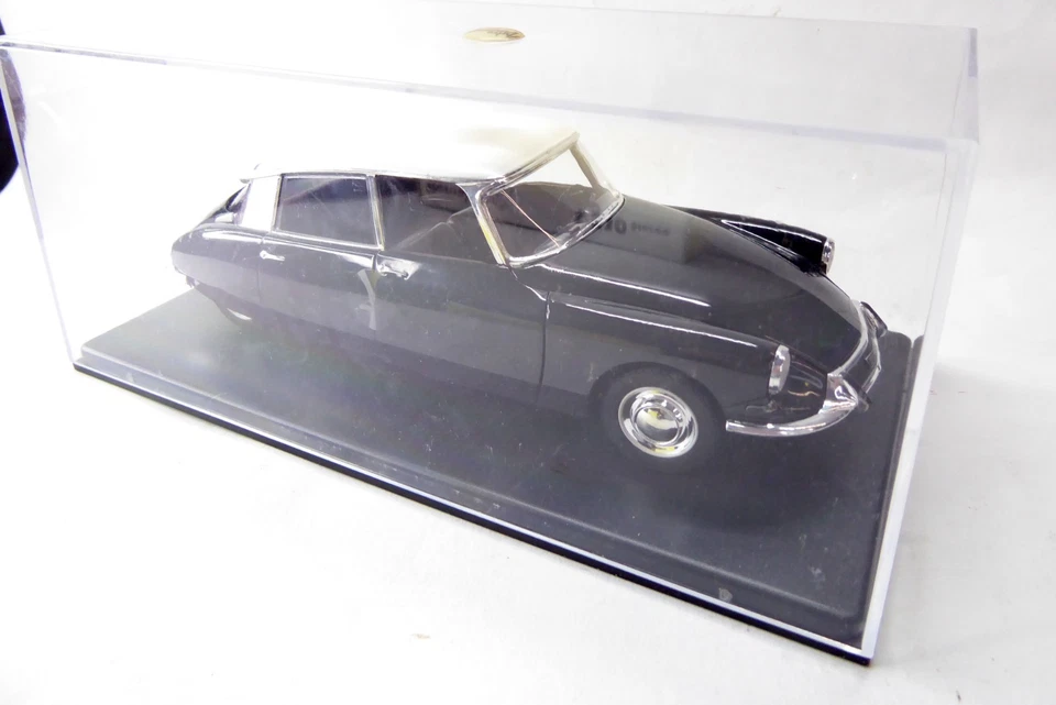 Citröen DS 19 - 1963 - - 1/24 Leo Models in Vitrine # 00810 - Bild 3 von 3