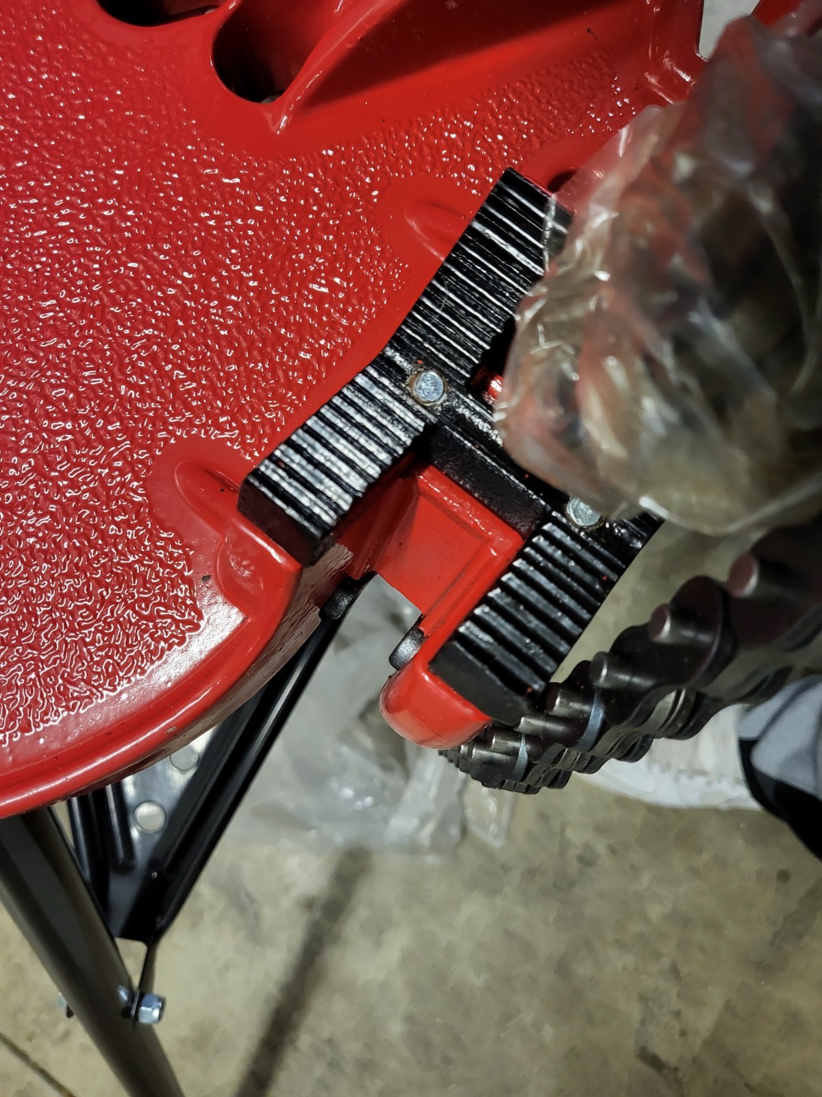 B&B 6100 Tri-stand Chain Vise 1/8 inch to 6 inch Pipe Capacity 