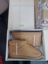 Women's ultra mini faux-fur lined ankle boots in a chestnut color size 7 1/2