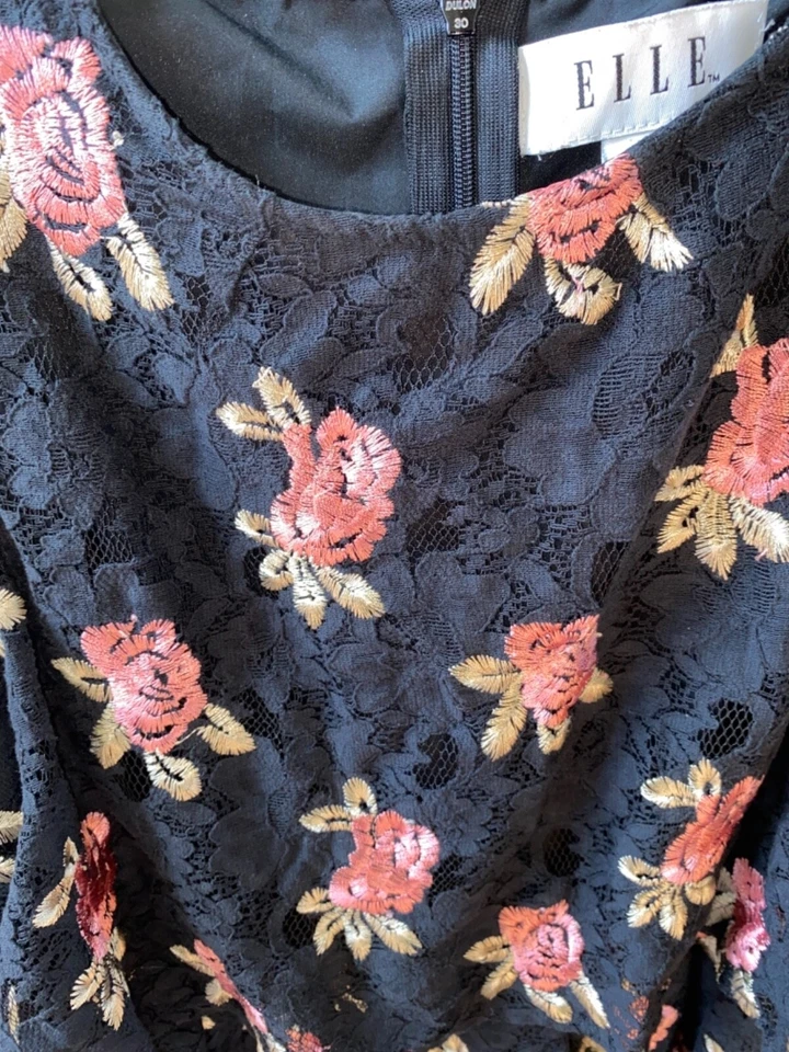 VESTIDO MUJER TALLA 2 MARCA ELLE BORDADO CON FLORES, FORRADO SIN MANGAS Foto 3 de 4