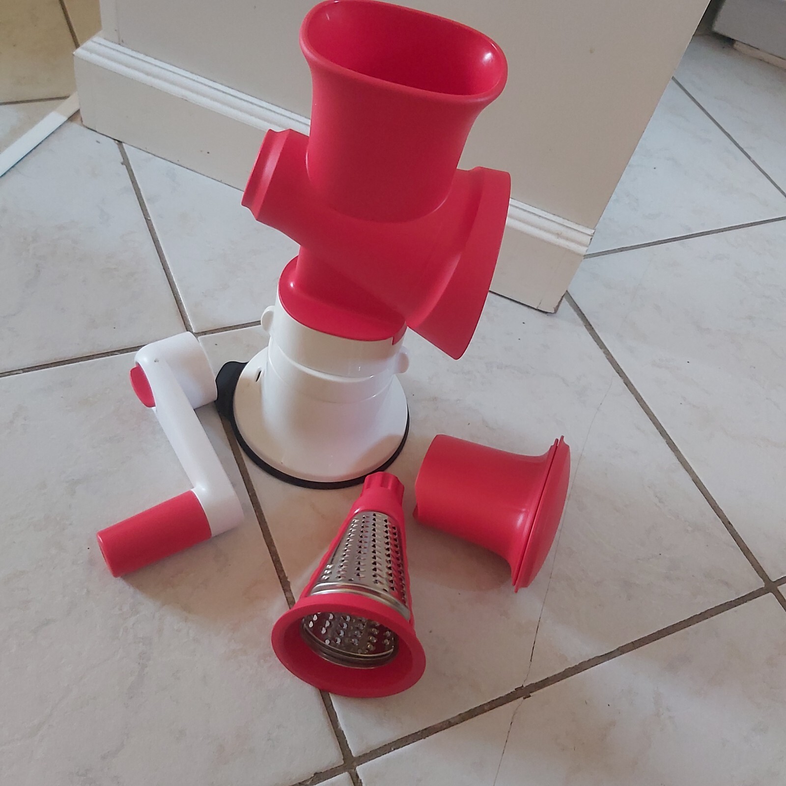Râpe manuelle Tupperware Adaptachef rouge et blanc avec cône