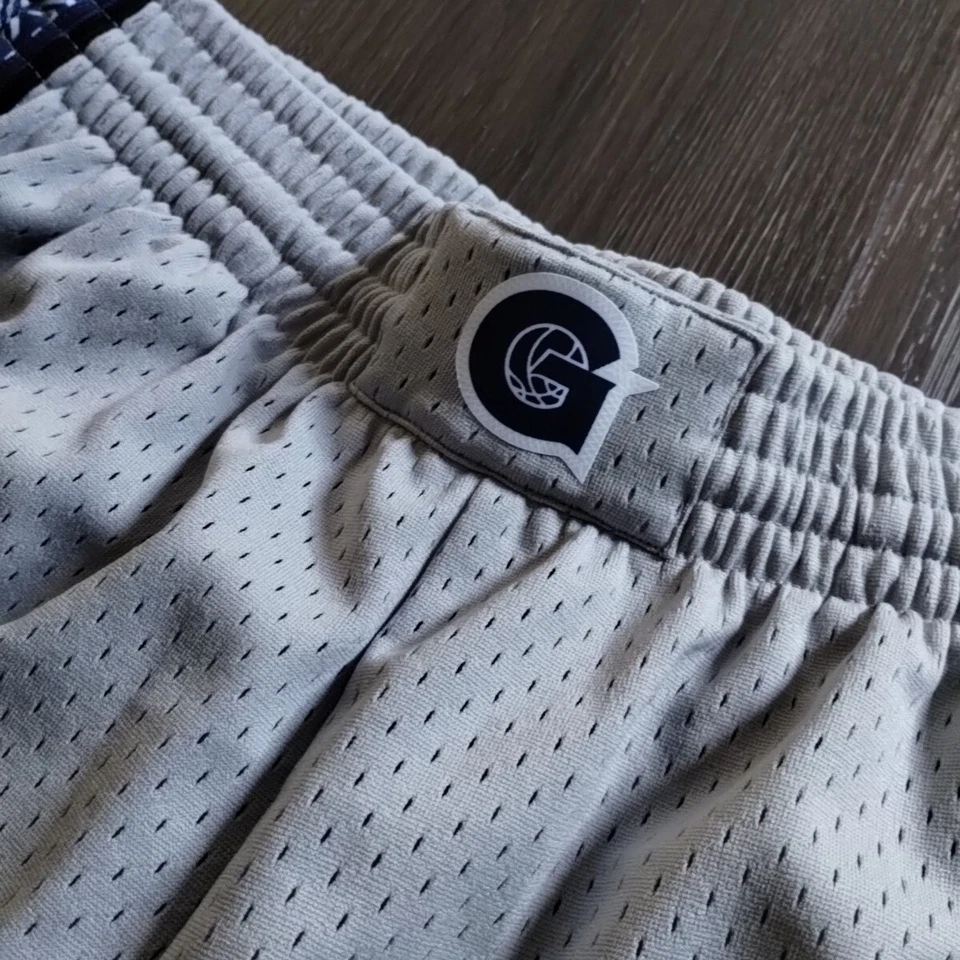 Pantalones Cortos de Baloncesto Mitchell & Ness Georgetown Hoyas (GRANDES) Swingman Para Hombres GRIS Foto 2 de 4