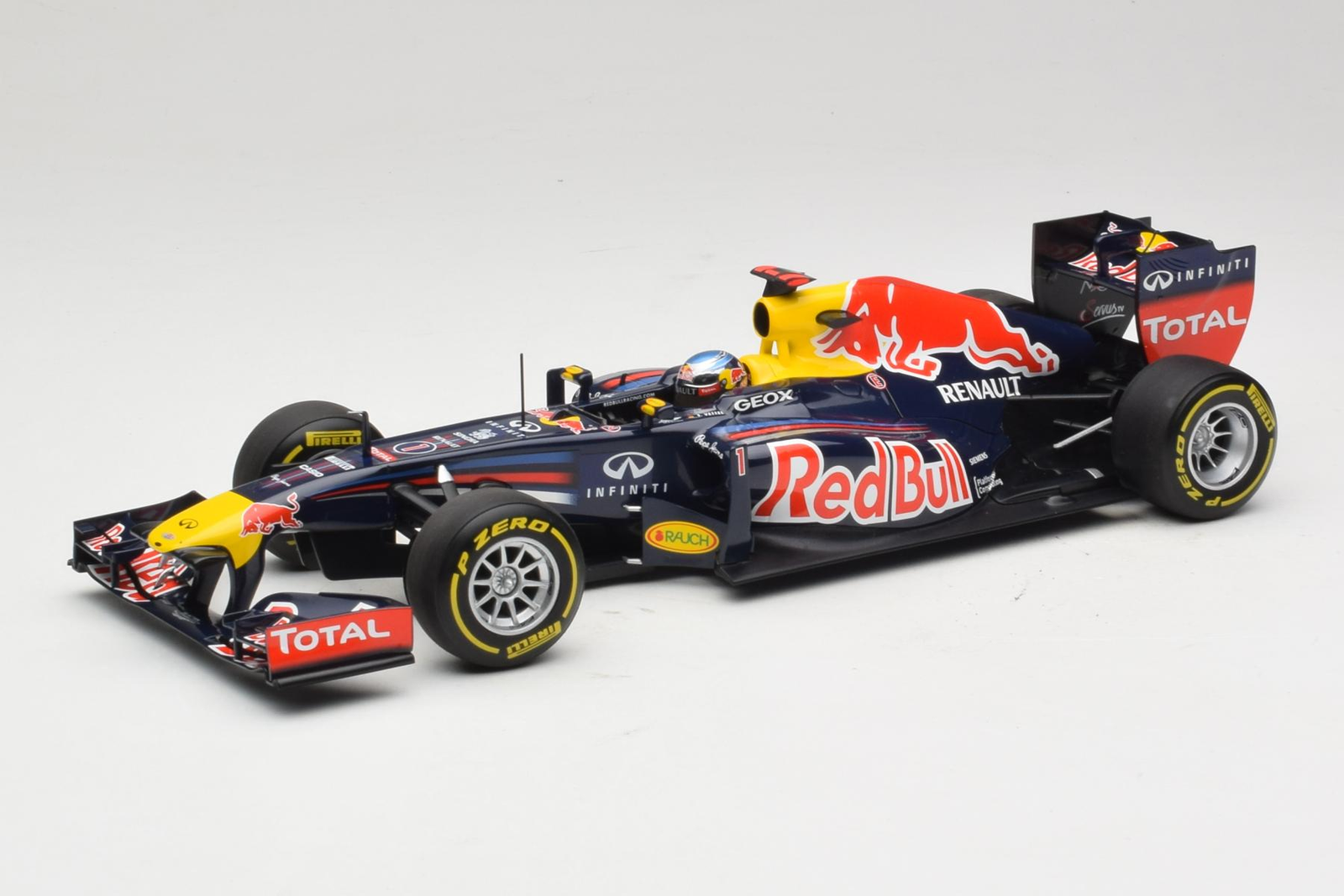 110120071 Red Bull RB8 n1 S. Vettel Showcar 2012 Minichamps 1/18