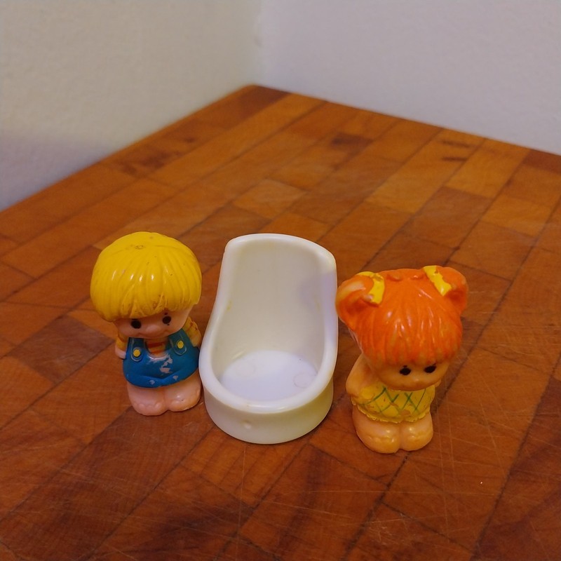 VTG 1975 Kenner Tree Tots Blonde Boy "Chip," Redhead Girl "Honey," White Chair 