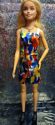 Tolles Preis-Leistungs-Verhältnis für Weihnachten! Barbie Puppe mit zwei Outfits & passenden Schuhen. Konvolut 