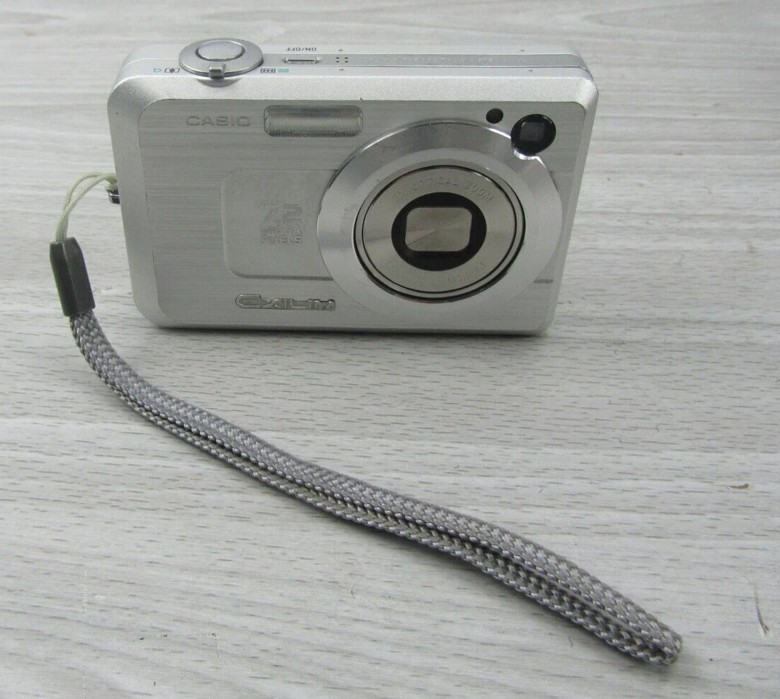 Casio EXILIM ZOOM EX-Z750 7.2MP Digital Camera - Silver complete Charger & cord