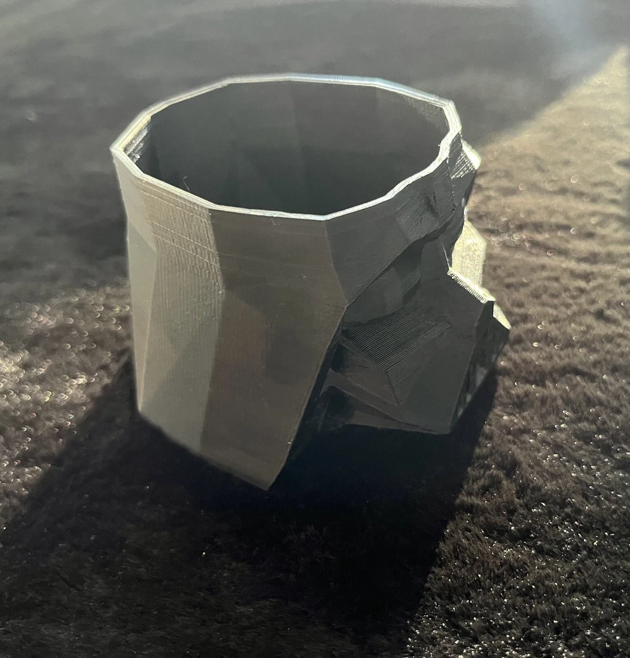 Darth Vader Low-Poly Pflanzentopf in Schwarz (einzigartig) - Bild 3 von 3