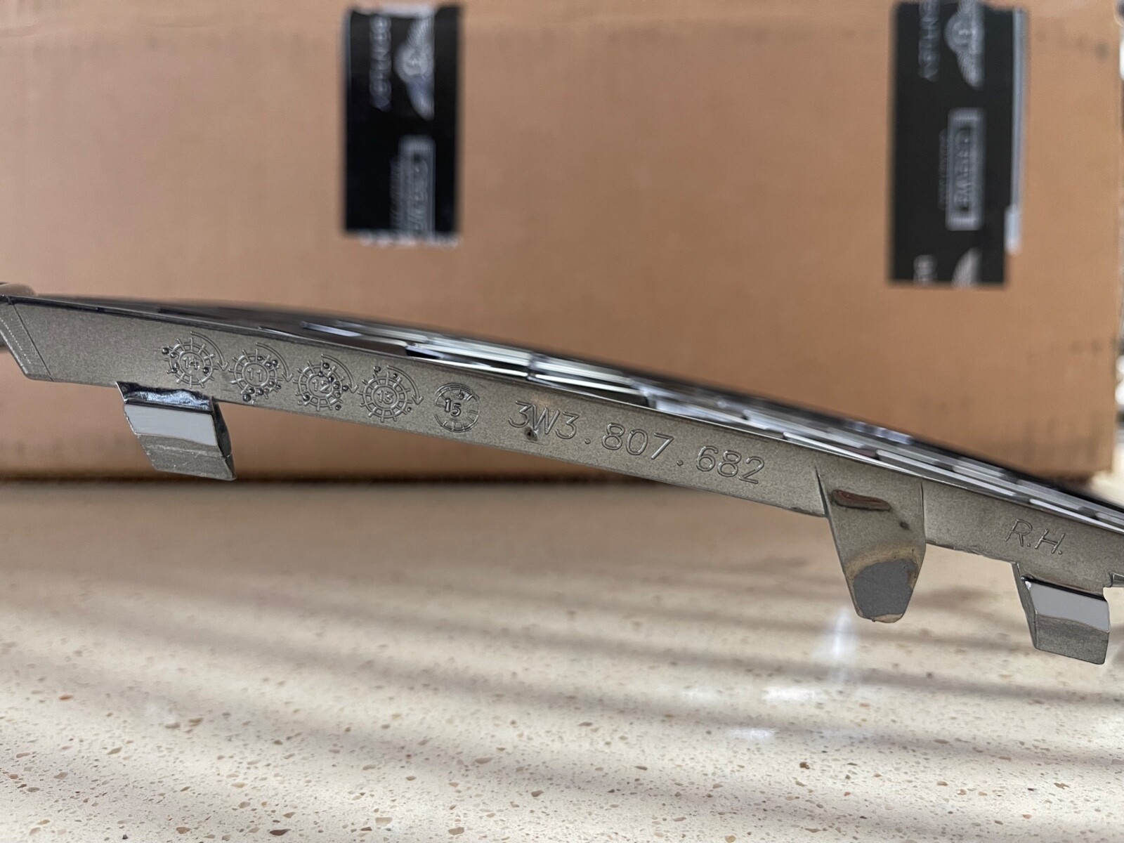 12-13 Bentley Continental GT GTC Front Bumper Dark Chrome Right CenterGrille OEM