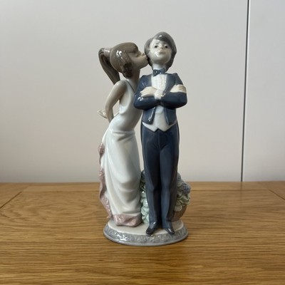 LLADRO GRES ''LET'S MAKE UP'' MÄDCHEN KÜSSENDER JUNGE AUF DIE WANGE. Top Zustand. 