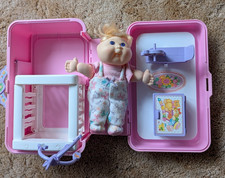 Muñeca Cabbage Patch 1995 vintage con guardería Love N Go en estuche de viaje plegable
