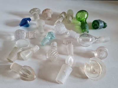 Konvolut 20 Stück verschiedene Glasstopfen ArtDeco, original aus Vorkriegszeiten