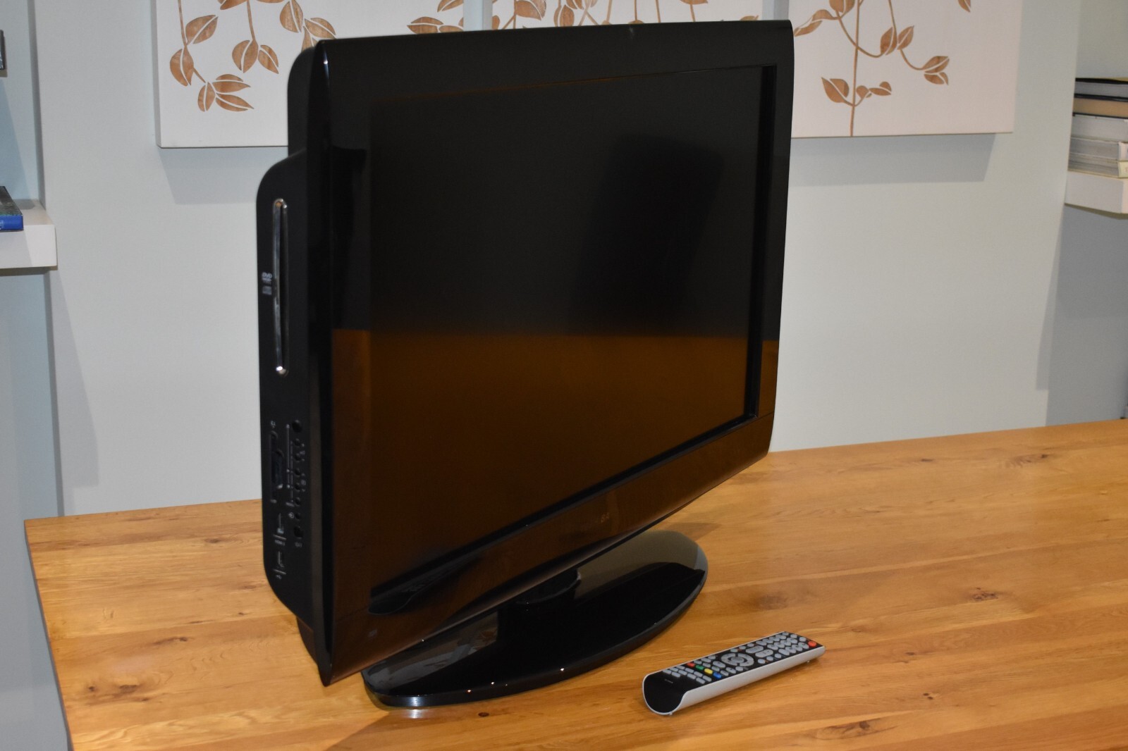 Toshiba LCD TV/DVD combination 32DV713B. 32 inch. Wall mount (included
