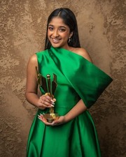BEAUTIFUL Maitreyi Ramakrishnan NEVER HAVE I EVER  8X10 Photo