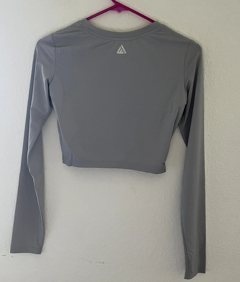 Top gris recortado de entrenamiento de manga larga para mujer pequeño Foto 2 de 3