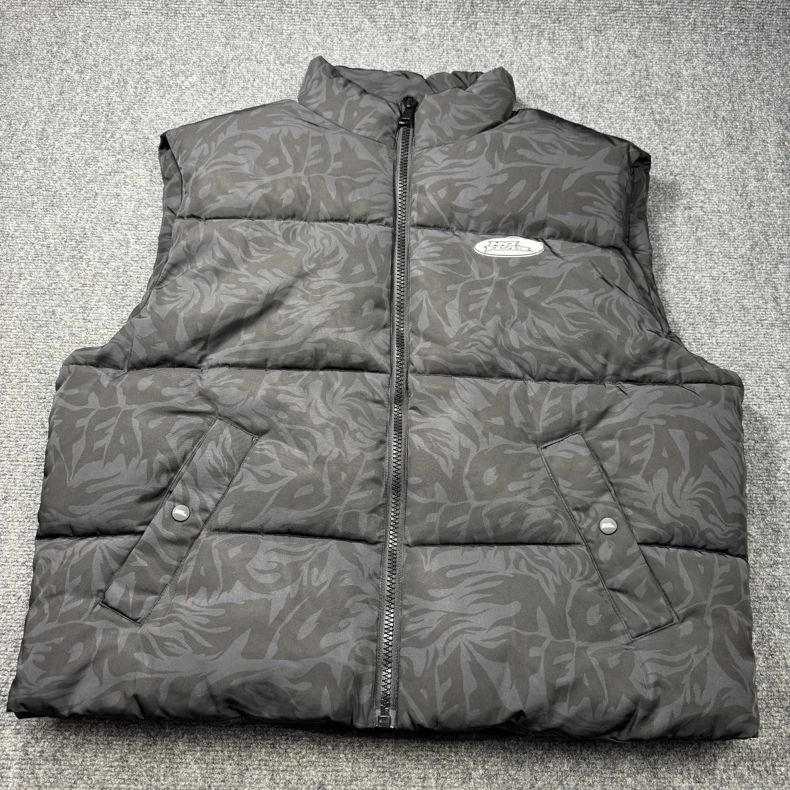 No Fear x H&M Puffer Vest Mens Large Gray All Over Print Sleeveless Jacket