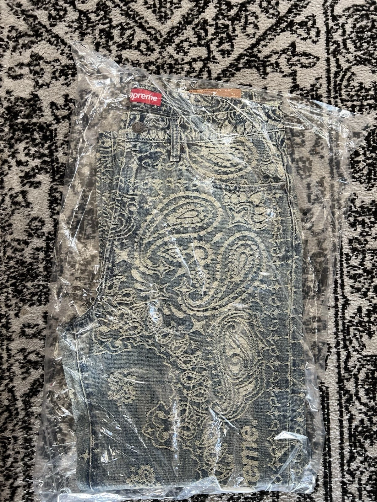 SUPREME BANDANA JACQUARD BAGGY JEAN BLEU TAILLE 30 ENVOI RAPIDE EN MAIN SS25