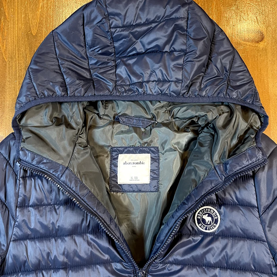 Chaqueta acolchada con capucha Abercrombie Fitch para niños talla XL azul marino bolsillos con cremallera Foto 4 de 4