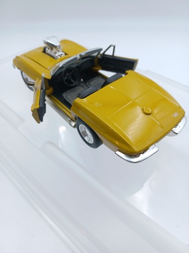 Classic Metal Works 1967 Chevy Corvette Roadster Gold Doe Cast 1:24 - Picture 4 of 8