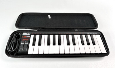 AKAI Professional LPK25 25 Key USB MIDI Controller. WITH HARD CASE and Cable