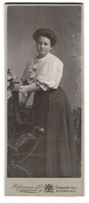 Fotografie Hofmann & Co., Frankfurt /Main, Zeil 54, Junge Dame mit angewidertem 