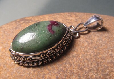 Sterling Silber Rubin Zoisit dekorativ klassisch oval Cabochon Anhänger. Geschenktüte.