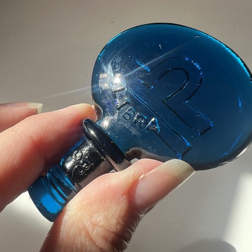 Tappo bottiglia astrologia Bilancia in vetro blu - Foto 4 di 4