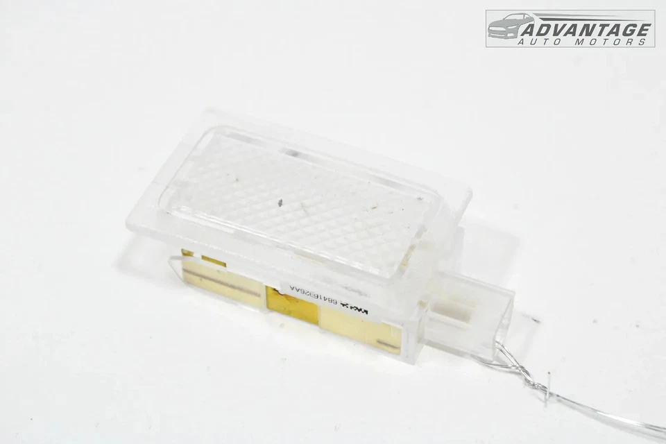 Chrysler 300 2012-2023 puerta trasera izquierda o derecha luz cortesía lámpara OEM Foto 2 de 4