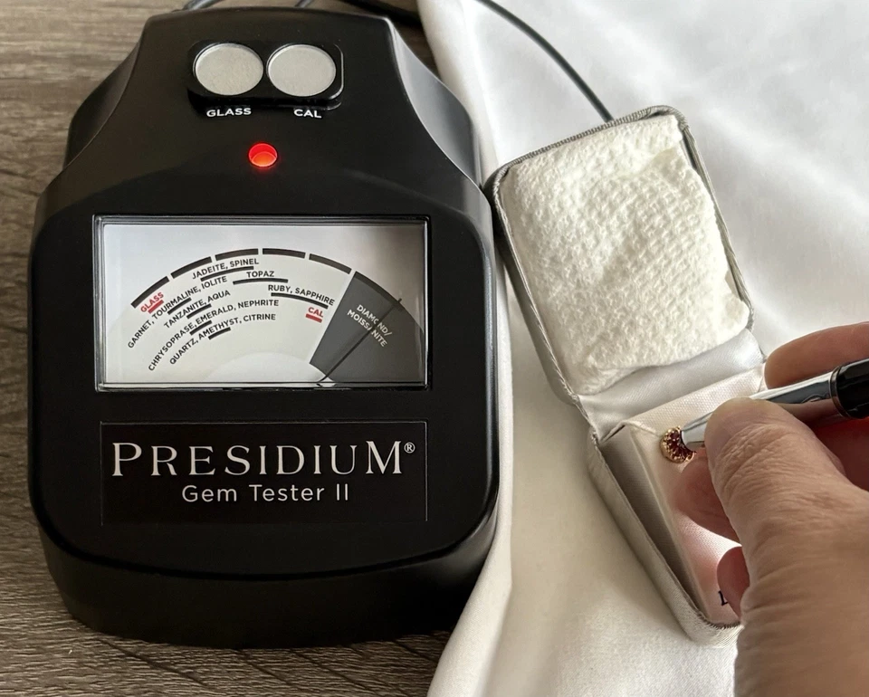 Aretes Buttercup vintage de oro amarillo de 14 quilates con racimo de diamantes y rubíes Foto 3 de 4