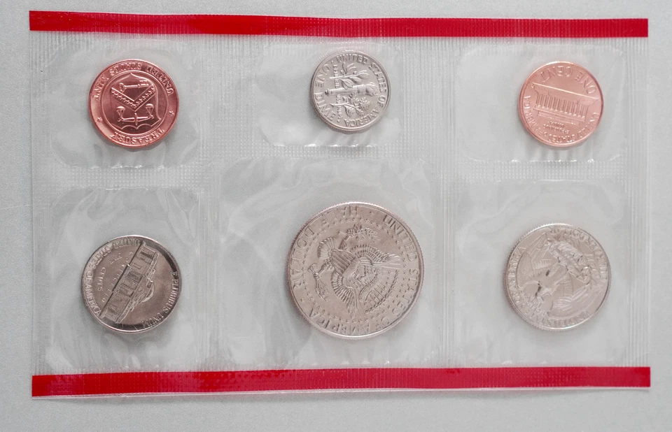 US Mint 1992 Uncirculated Coin Set (P/D) in Original Packaging w/All Collateral - Image 3 of 4