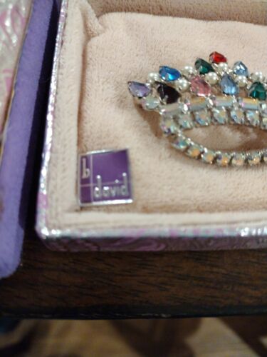 Rare Vintage B. David Multicolor Rhinestone Crown Brooch with ORIGINAL Box - Photo 2 sur 8