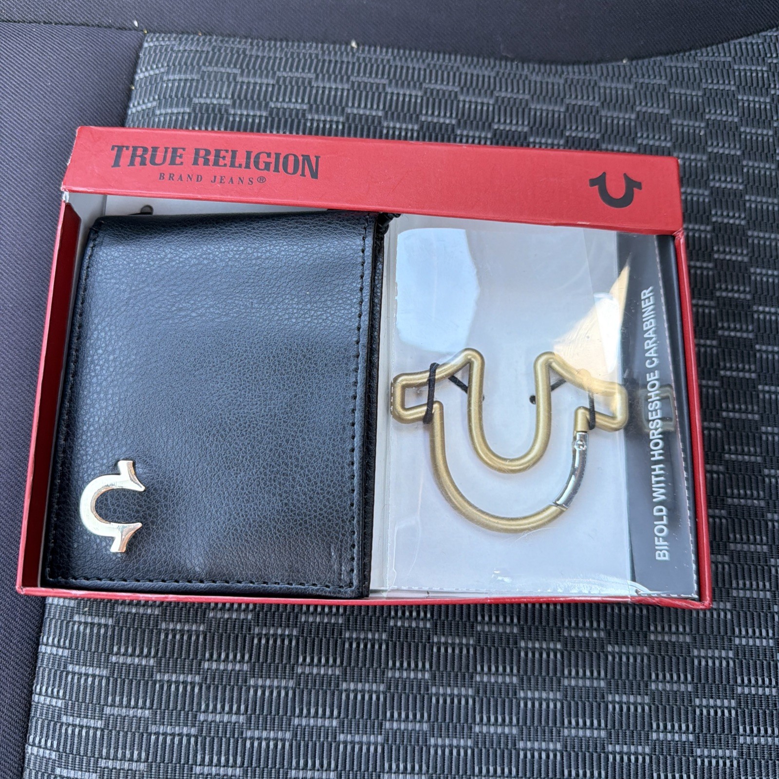 True Religion Bifold Wallet w/ Horseshoe Carabiner Gift Set Black New in Box