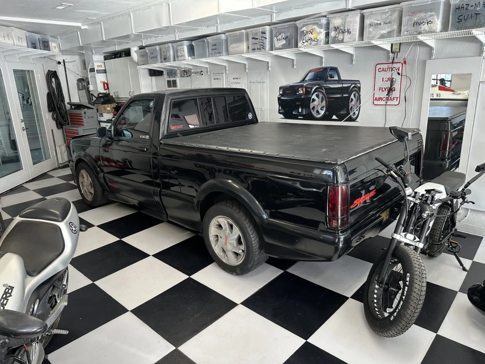 1991 GMC Syclone Pickup. Turbo, All Wheel Drive, 27k miles, Always Garaged  - Image 2 of 4