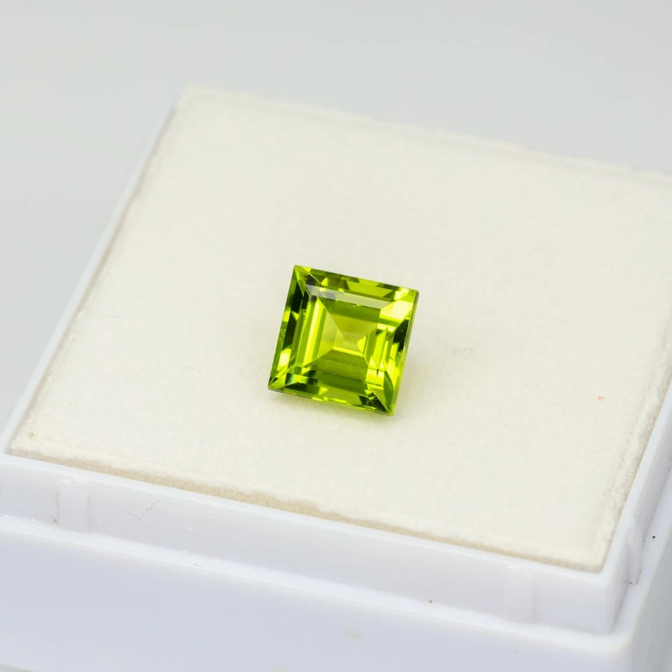 Faceted peridot gemstone, 2.24 cts - Image 2 of 3