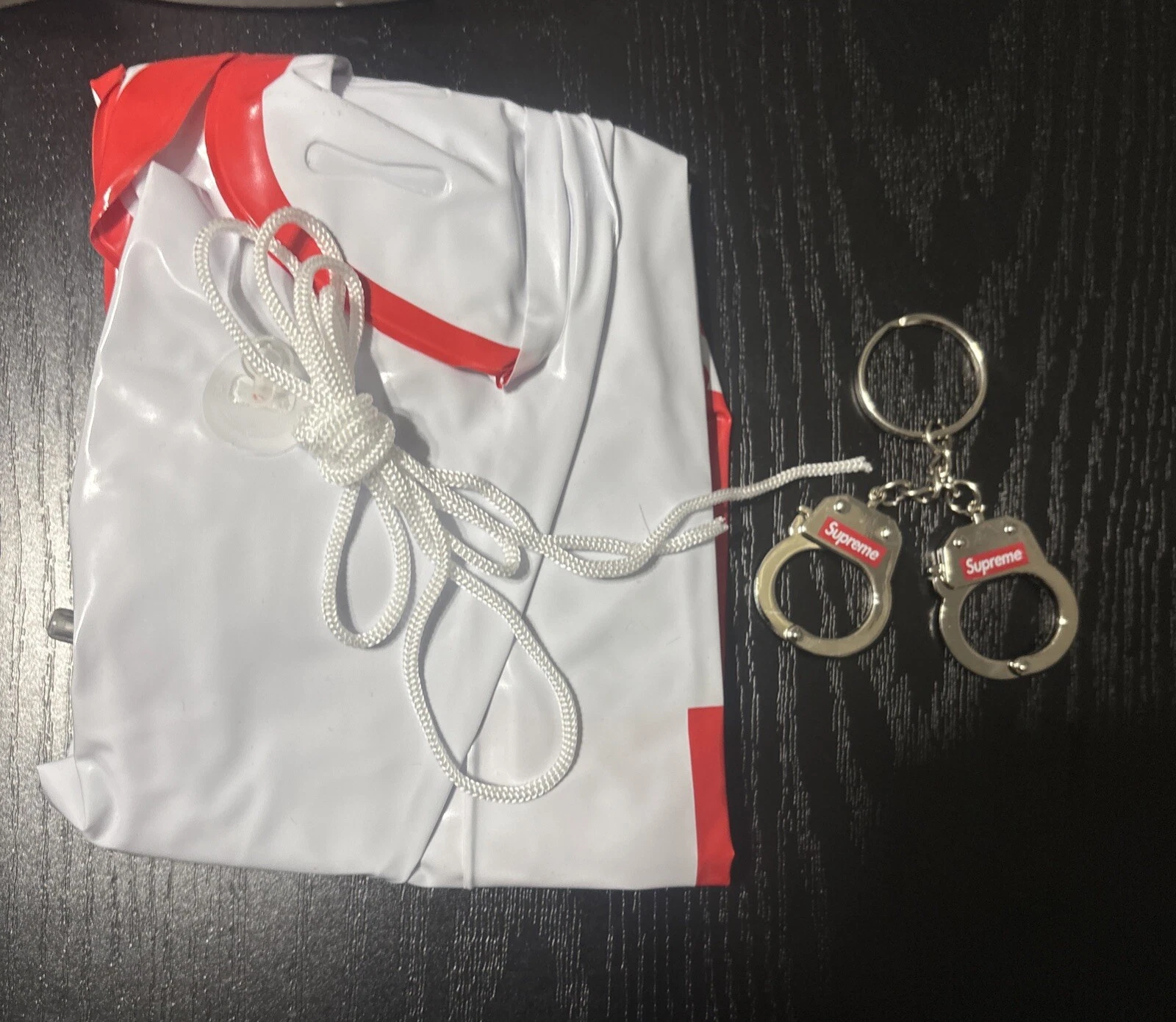 Lot Supreme accessoires pour dirigeables et menottes