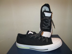 converse black and white stripes