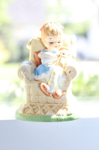 Statuina gattino vintage Lefton "Dollhouse Collection" ragazza in sedia 4"T - Foto 6 di 14