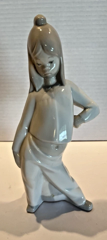 Figurine Girl with Ball & Gift Box Possible Lladro NAO Hand Made in Spain - Image 2 of 4