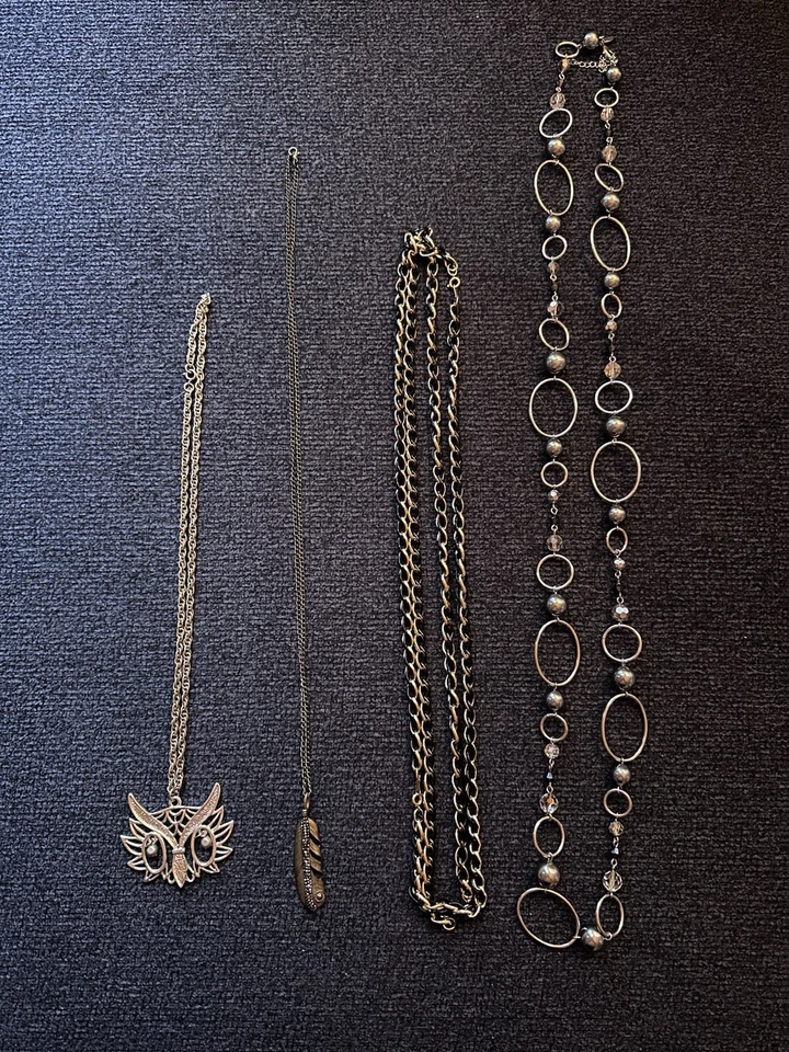 Juego de 4 collares: búho, pluma, cadena negra y de sujeción y lazos ovalados Foto 2 de 4