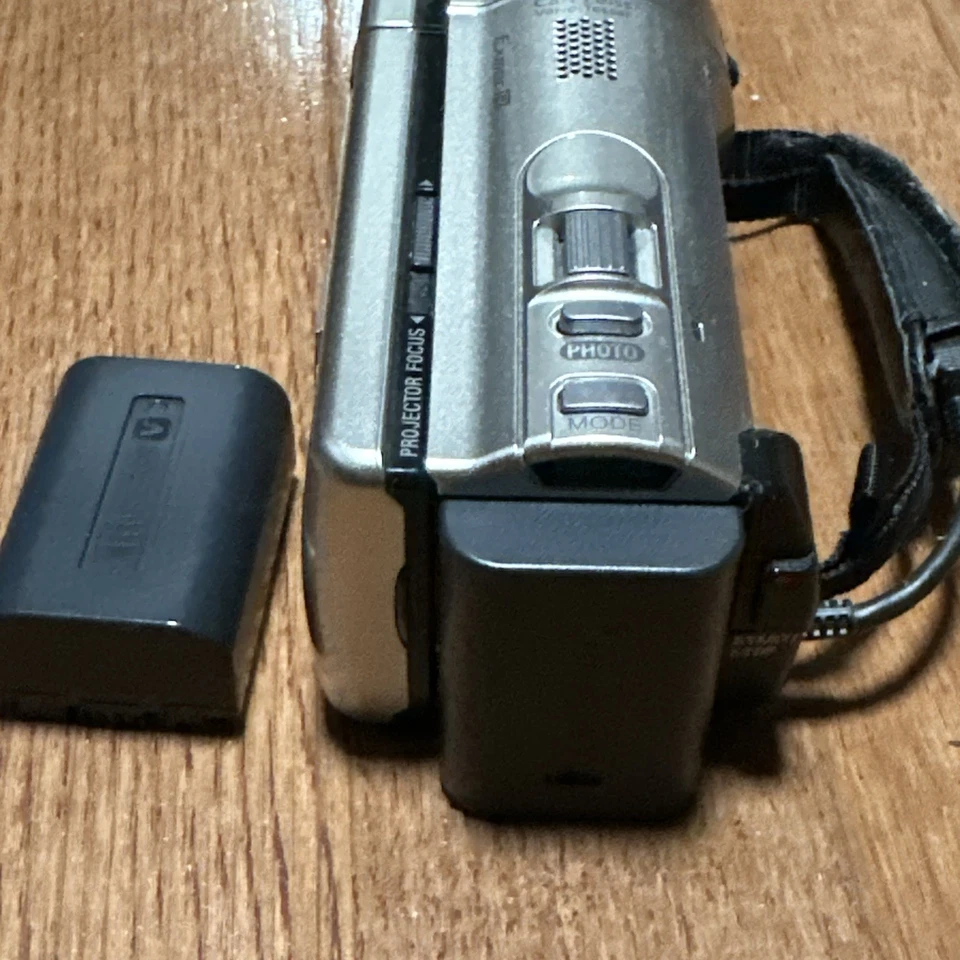 Sony Handycam HDR-PJ200 Camcorder w/Charger, Carry Case & 2 🔋’s 🔥 - Image 4 of 4