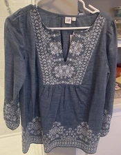 Gap Women’s Embroidered Chambray Blouse Size small NWT 100% Cotton