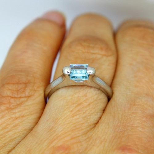 Pretty Tension set Topaz 9ct White Gold ring L ~ 5 3/4 - Picture 7 of 9