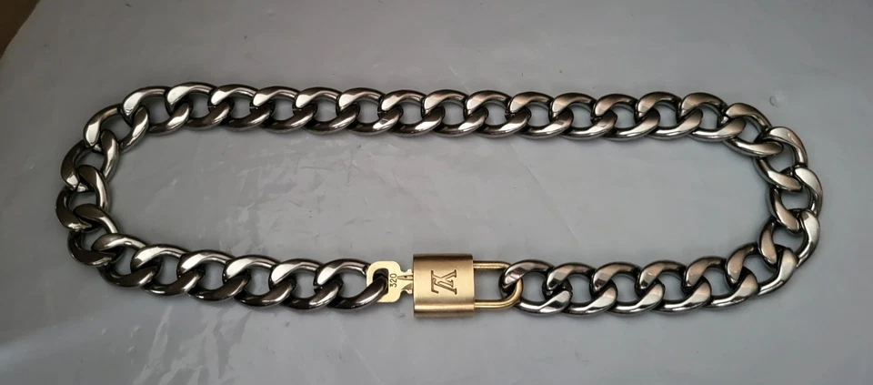 Auténtico Louis Vuitton Oro Candado Llave y Sin Marca Pesado Grueso Collar Plata Foto 3 de 4