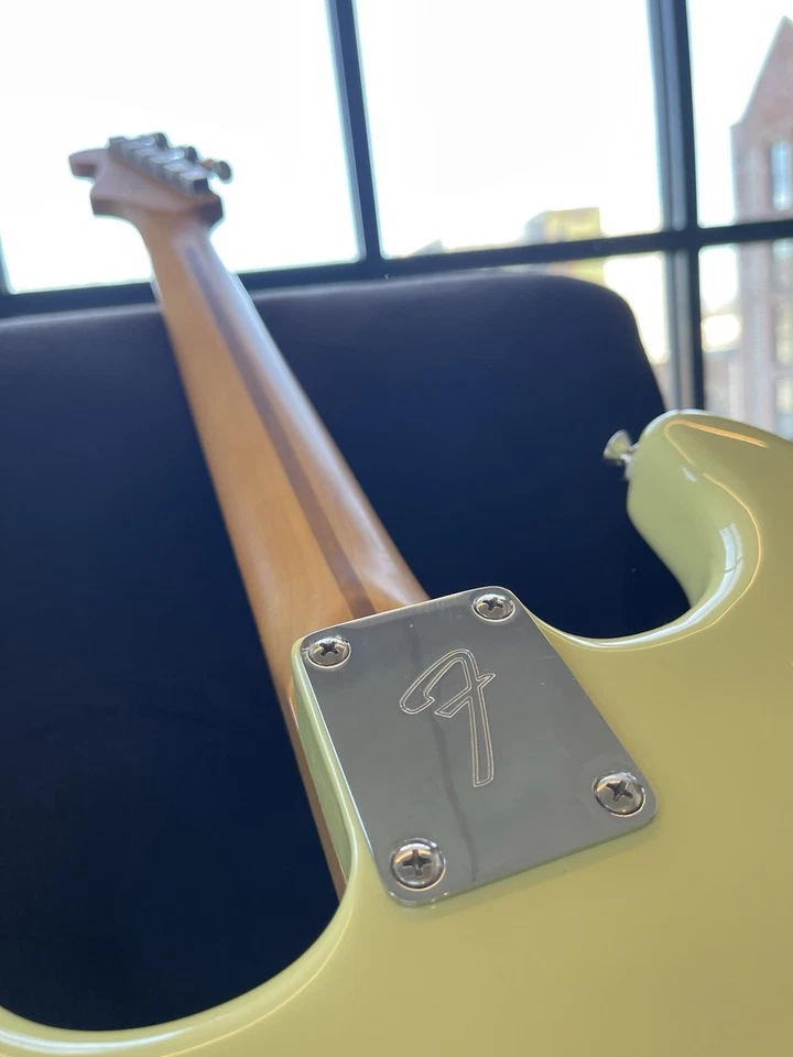 FENDER PLAYER 2 STRATOCASTER HIALEAH YELLOW FENDER MUSTANG WITH LT25 AMP, photo 3 of 5