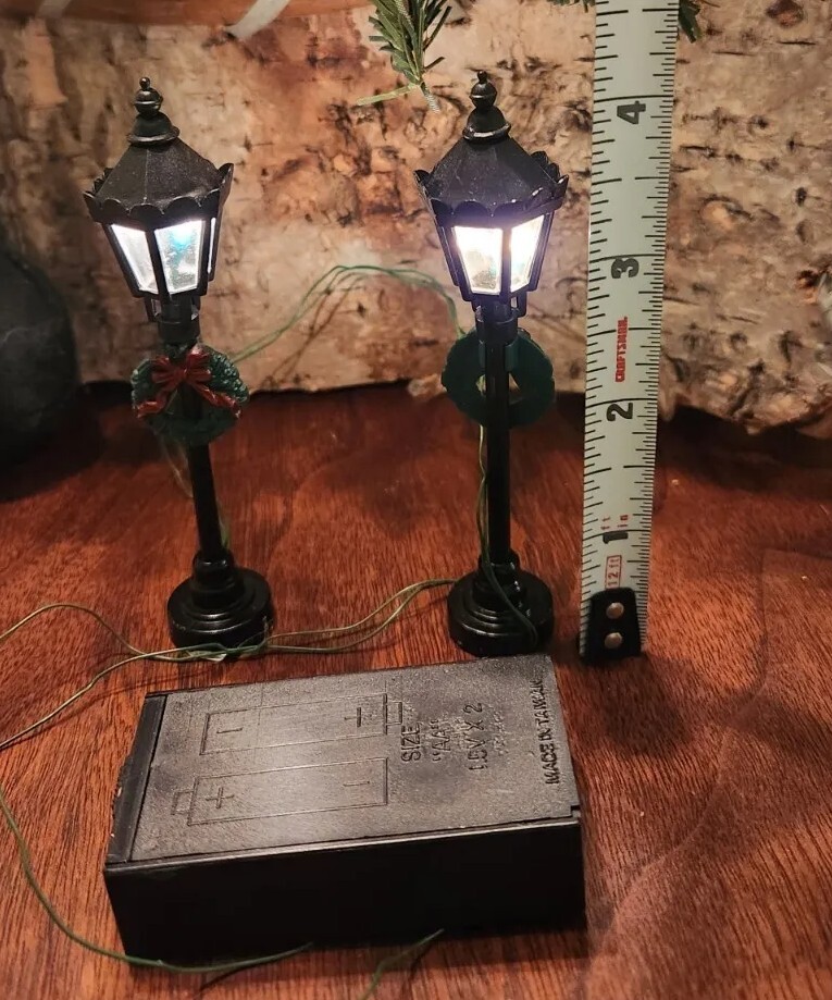 Christmas Village Street Lights with Wreaths. Battery Opperated. Taiwan