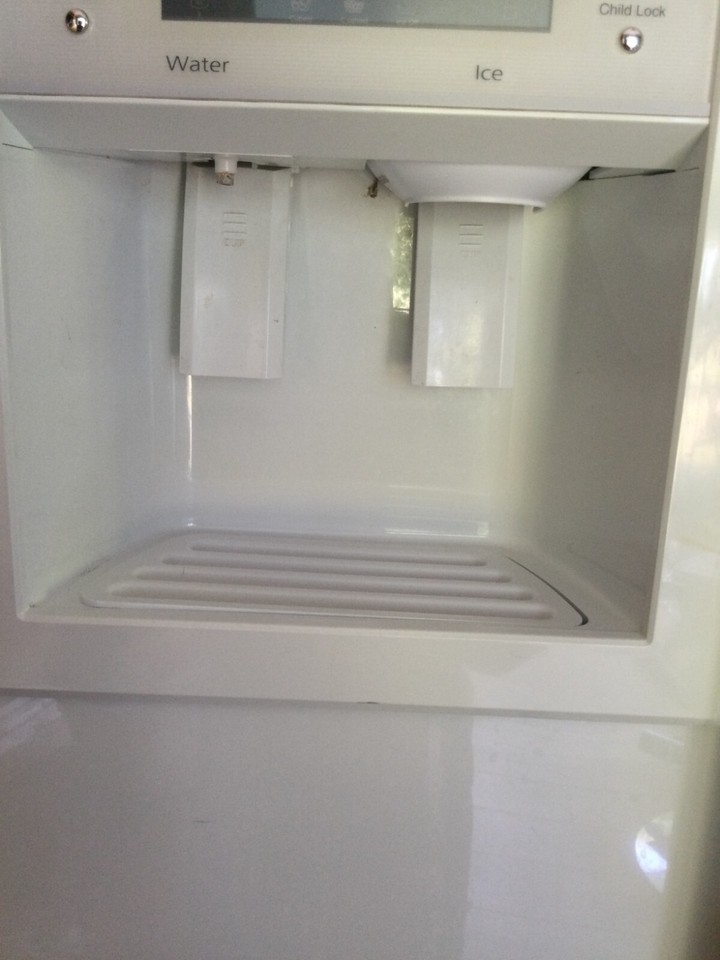 SAMSUNG AMERICAN STYLE FRIDGE FREEZER WITH ICE MAKER AND WATER