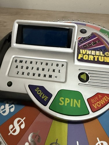 Wheel of Fortune Juego Electrónico Edición Deluxe Spinning 2009 Sin Bolígrafo - Probado - Imagen 3 de 7