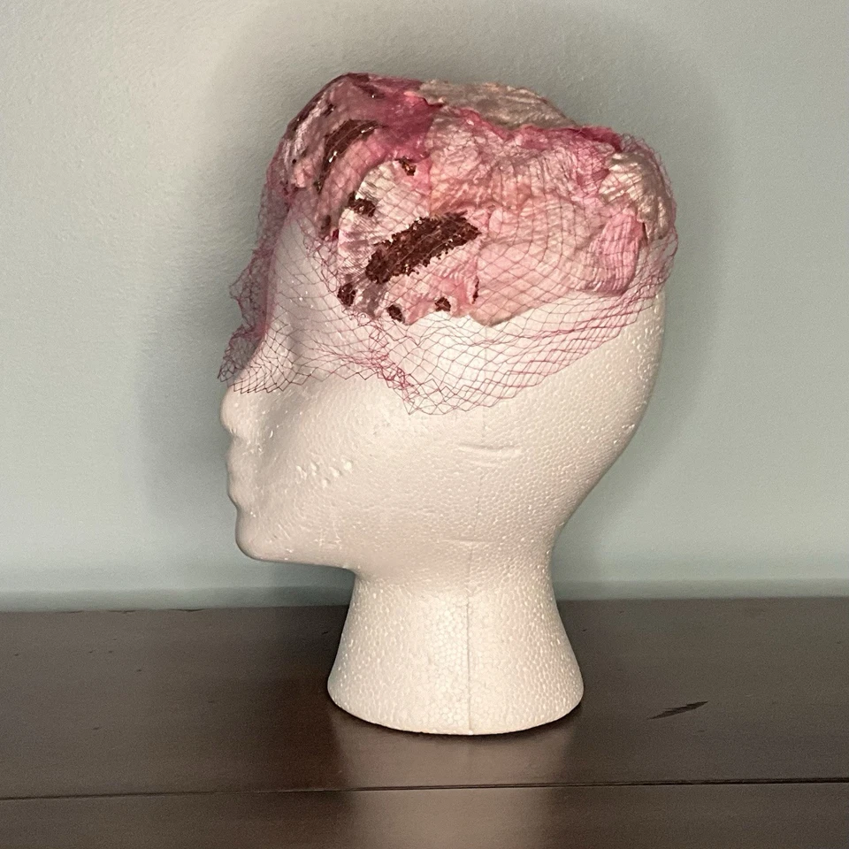 Винтажный 1950-х розовый цветочный лепесток полумесяц шляпа с вуалью - союз сделано стиль 291639 - Изображение 2 из 4